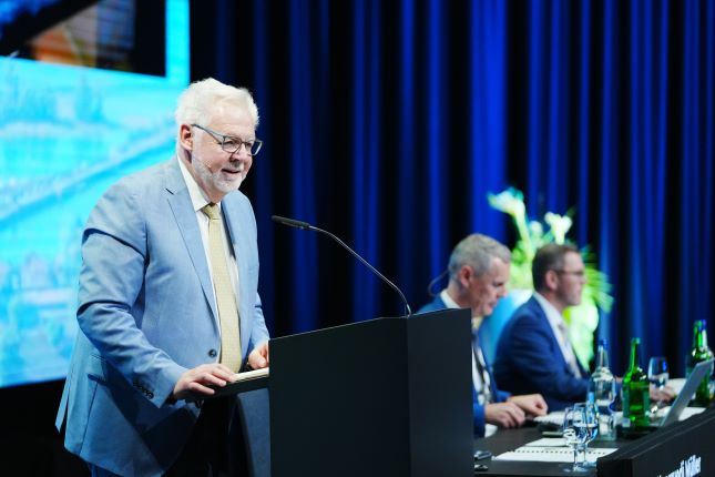 Foto der GV mit Blick auf die Bühne